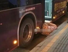 女子摔下公交车挤死在站台亲属获赔多少万