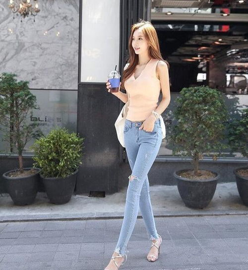 漂亮闪亮的紧身牛仔裤美女,衬托出女性的优雅气质