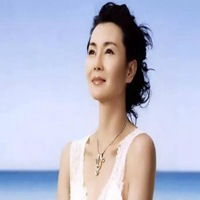 中年精致女人头像风景