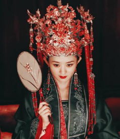 女星古装婚服赵丽颖红配绿,杨紫仙气十足,而三七美到心碎