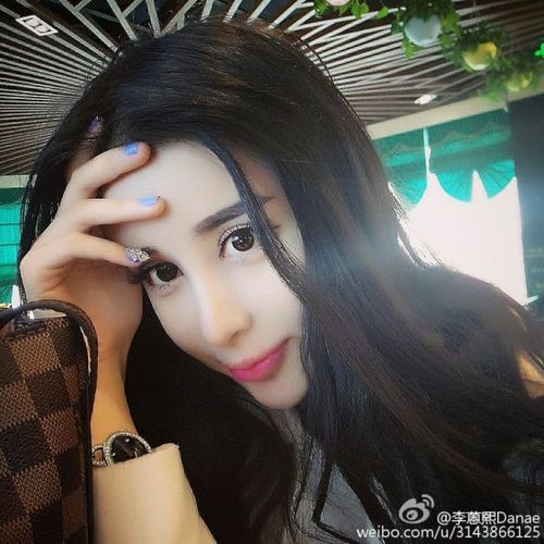 15岁少女为情整容变蛇妖一夜爆红私照曝光图