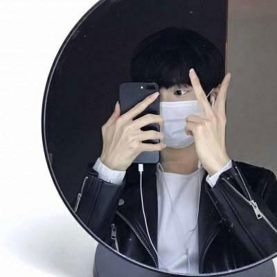 手机挡脸帅哥图片头像男生手机控挡脸帅气