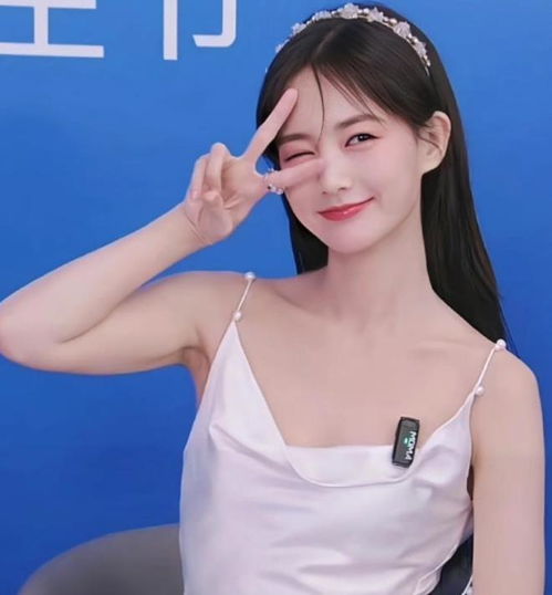 33岁绝色美女李一桐直播秒杀所有科技网红