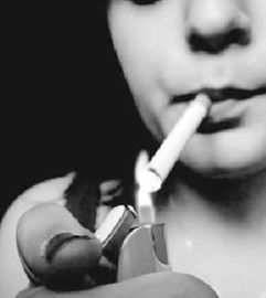 女大学生不抽烟被排斥八成80后接受女性抽烟