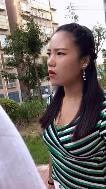 男友被逮住,没想到美女反应这么大,下一秒好霸气