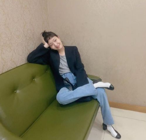 金高银气质简约穿搭一点都不像女明星,穿卫衣配牛仔裤,好接地气