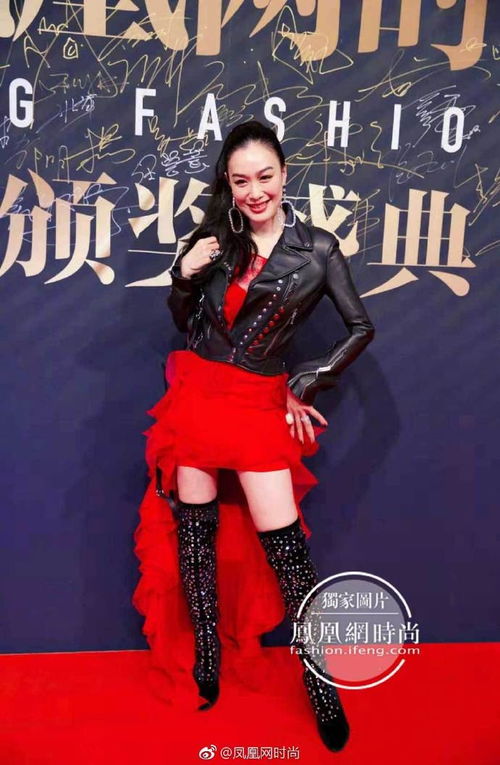 体坛两大仙女1米92惠若琪长亮片连衣裙领奖潘晓婷黑白配女王范