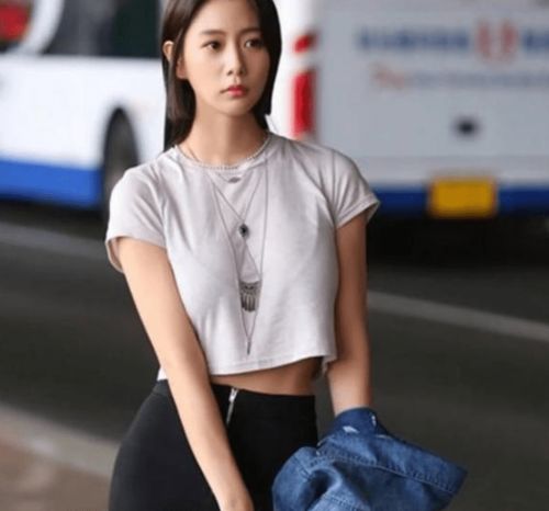 李成敏的身材有多撩穿上无痕裤之后,大长腿像开了特效