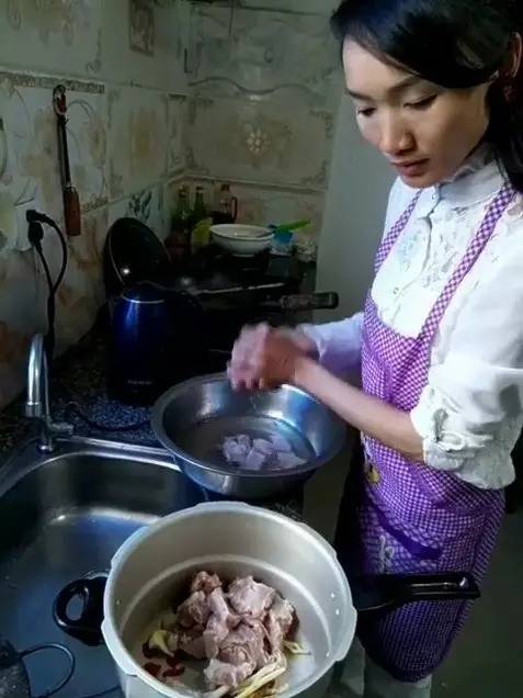 火遍快手的船厂女焊子,不穿漂亮衣服也一样美丽