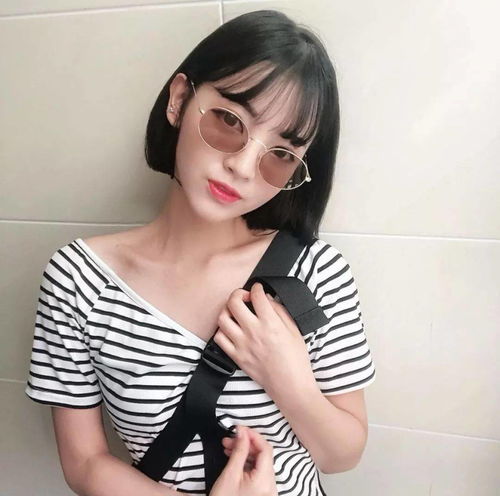 发型戴眼镜女生的短发