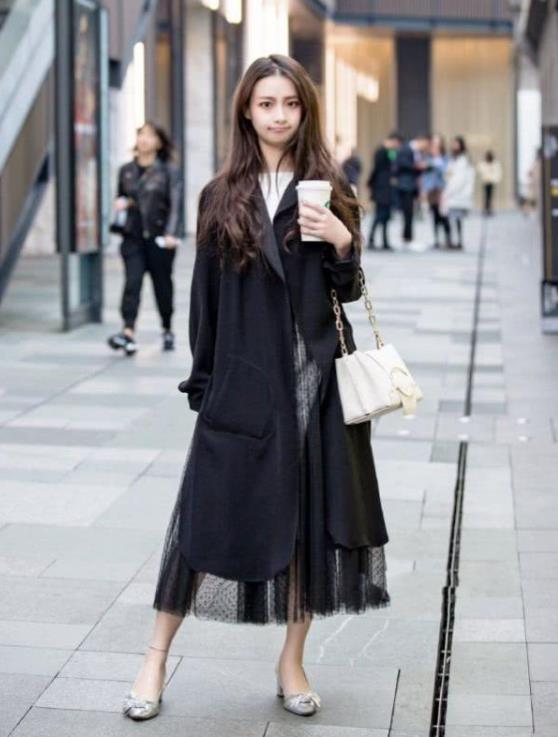 美女街拍甜美的紧身裤小姐姐,轻松打造出时尚美好曲线