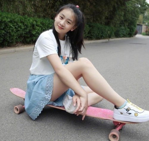 12岁森碟整容式长大,身材高挑有气质,完美遗传妈妈好基因