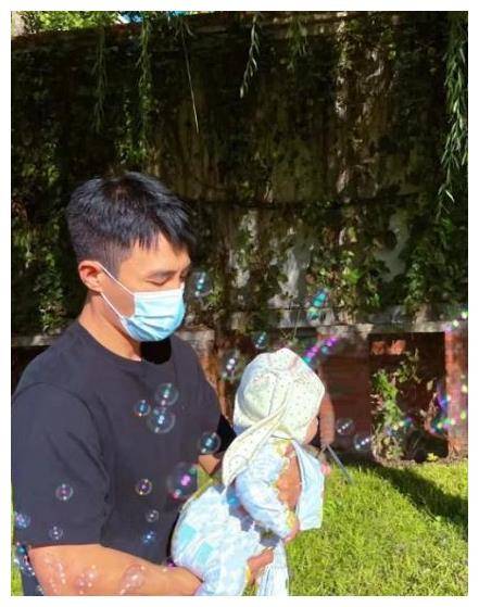 杜淳晒与女儿亲子合影,7个月大小蛋饺背影出镜,不见王灿身影