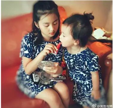 黄磊女儿染发上热搜比起黄多多的颜值,我更羡慕她的神仙父母