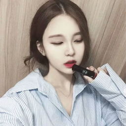 女生头像短发高冷口红艳丽
