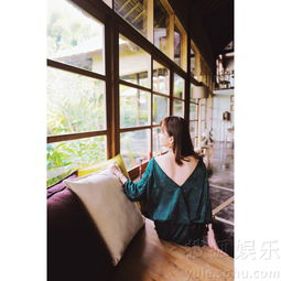 女生露肩露背头像张子萱