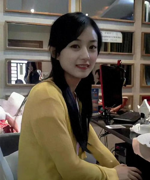 37岁赵丽颖与闺蜜聚会,打扮简单难掩明星光芒,美如20岁少女