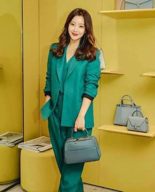 金喜善终于放大招,穿单肩连衣裙胸前做镂空,与成龙同框赚足眼球
