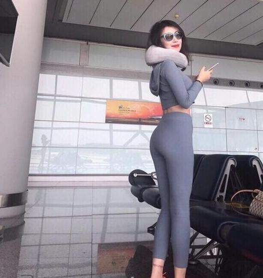 街拍精心搭配的紧身打底裤小姐姐,更加靓丽出众