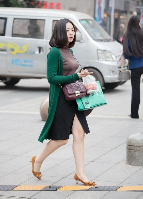 美女虽不高,但穿得时尚百搭,显肤白更显傲人身材