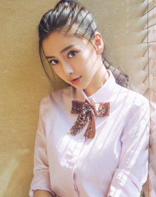 跑男中,为什么杨颖的名牌不是杨颖而是angelababy