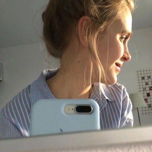 个性欧美女生头像靠的住的友情是最温暖的外套