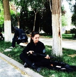新疆反恐女特警网络走红一手握机枪一手持鲜花