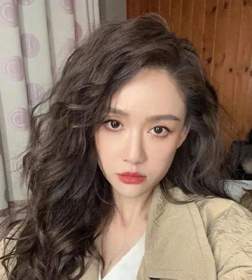 一到秋冬,女明星又开始卷发型了