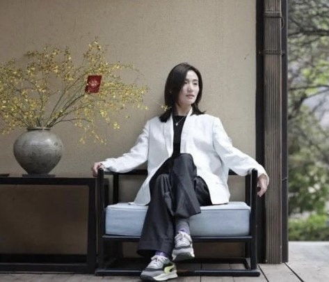 李亚鹏人到中年遇到真爱,和小女友拍情侣大片,新年一起庆祝