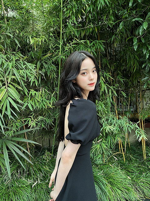 欧阳娜娜私服上身miumiu小黑裙