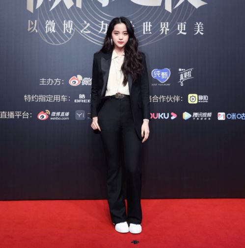 00后女星红毯秀,张子枫仙气,欧阳娜娜很酷,看到赵今麦造型师出来挨打