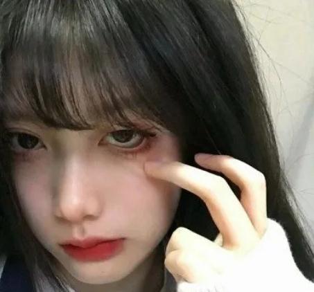 女生常用手摸这3地方,颜值会幅度降低,中了要赶紧改正