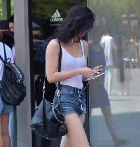 街拍美女穿牛仔短裤的女孩,气质出众,有一种青春的气息
