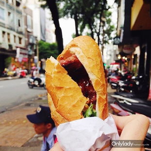 吃货的世界永远跟着食物走新加坡女孩的旅行美食自拍照