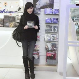 被51岁周慧敏惊艳到,穿长靴秀身材,长发红唇美回少女样