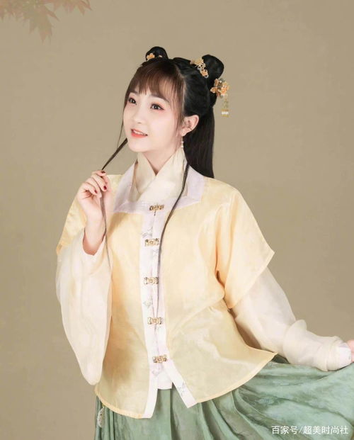 林妙可晒近照,22岁穿牛仔裙扎丸子头画风可爱,却网友调侃老气