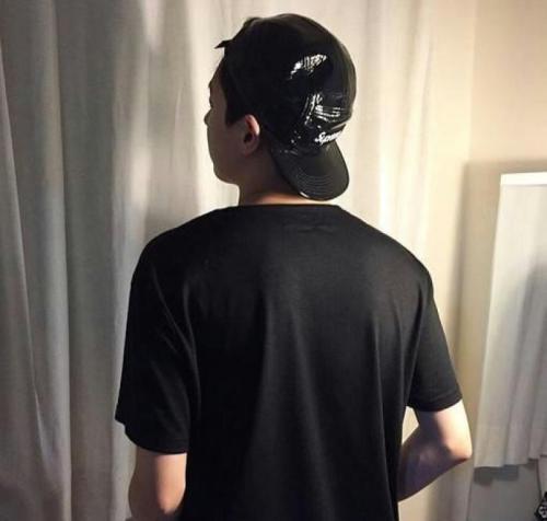 深沉暗黑男生头像黑白渲染心境