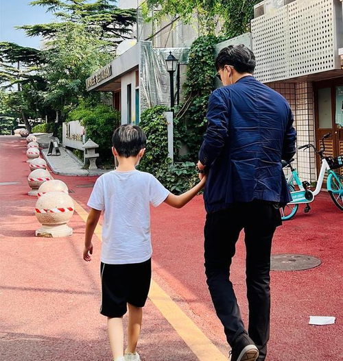 靳东在家全职带娃8岁儿子颜值超凡比他帅,45岁妻子却苍老明显