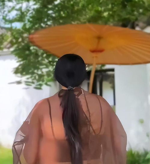 中国的卡戴珊微胖女孩穿新中国风,因身材火辣被疑不像真人