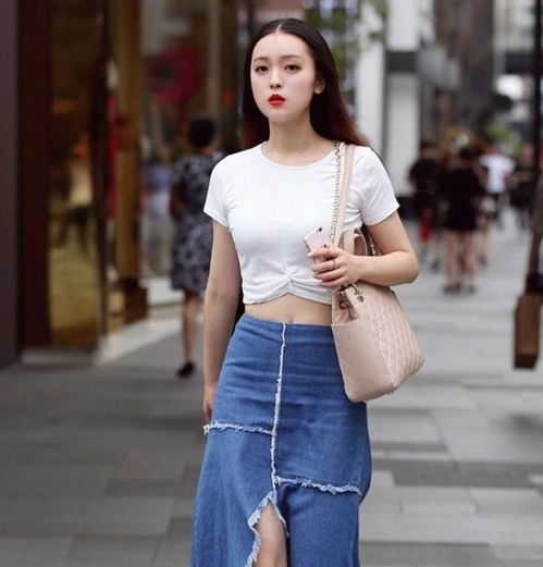 路人街拍,美女一头乌黑靓丽的秀发披在背心,充满了青春活力感