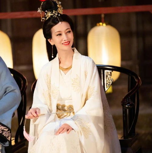 赵雅芝儿子街头被偶遇,继承妈妈高颜值,大热天穿西装引人侧目