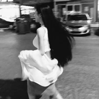 黑白女生头像
