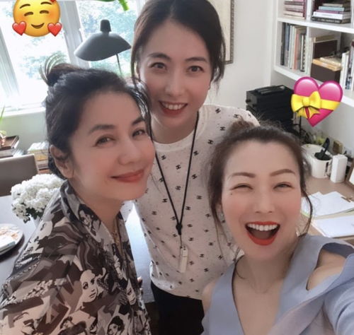 香港女首富甘比暴富后活成少女,扎苹果头超减龄,日常就是做公益