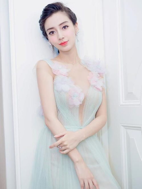杨颖晒母子合照,亲子互动频繁不见黄教主,两个人真的离婚了