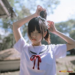 校服小萝莉郊外享暖阳网友恍若卡通女孩