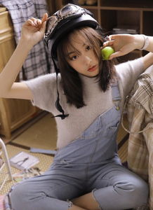 性感美女时尚写真,牛仔背带少女清纯天然治愈气质萌妹,甜美迷人