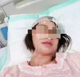 女副局长疑与男下属有染遭原配持车锁追打