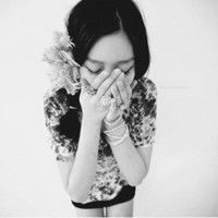 求带字头像女生,唯美,最好简约点,黑白,15个左右