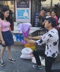 男子当街表白,女子拿过鲜花后,掉出来的东西吓得女子当场说分手