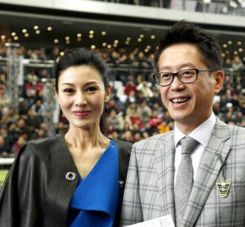 赌王丧礼前女婿许晋亨现身,西装革履稳重显成熟,未见李嘉欣到场